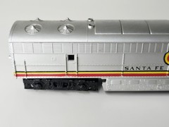 AHM – Ho Scale – C-Liner Santa Fe Locomotive #5028 – Runs – Trucks Needs Repair