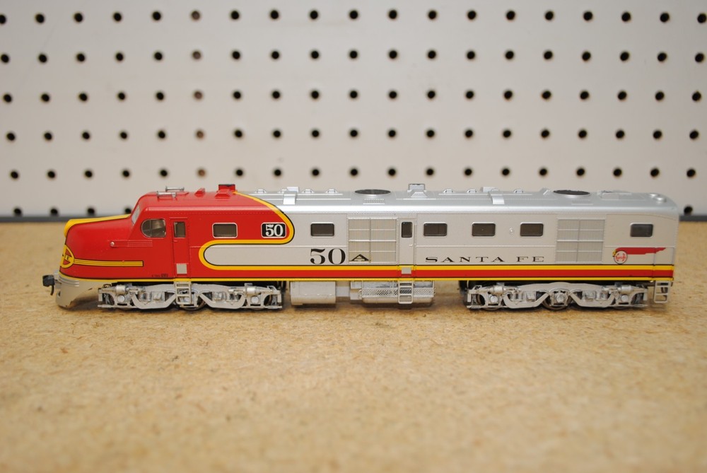 Walthers MainLine Santa Fe #50A ALCO DL-109 Diesel Locomotive HO