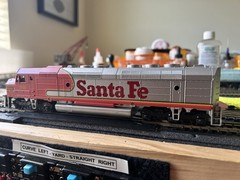 HO SCALE SANTA FE PASSENGER NON-POWERED FP-45 DIESEL LOCO, NEW/UNUSED/OB