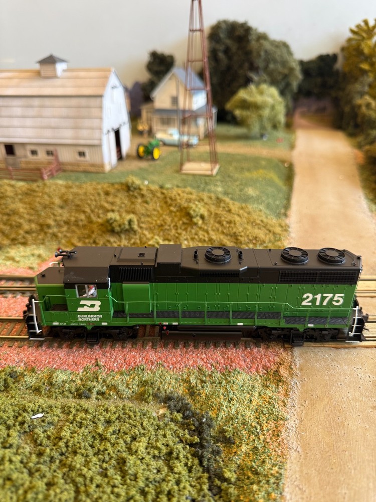 HO Atlas Classic 8954 GP38 Burlington Northern #2175. DC/DCC Decoder. TRO. IOB.