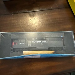 Athearn 4761 Cotton Belt No. 9664 HO GP60 Powered Locomotive NIB