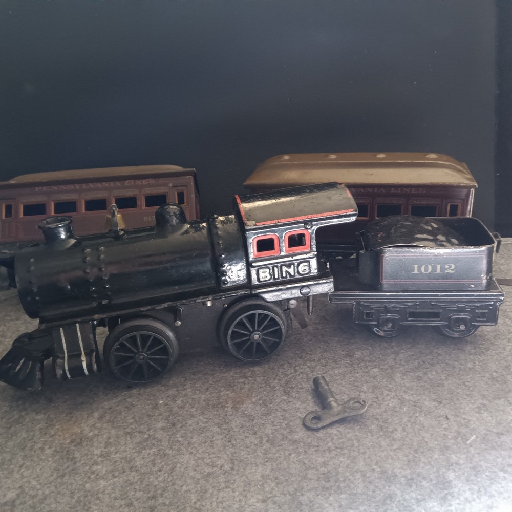 Bing 1012 0-4-0 Clockwork Steam Locomotive and Coal Tender With Cars And Track