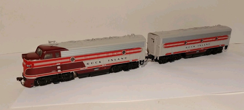 HO Scale Athearn Rock Island F7A-F7B #677 Diesel Locomotive Set Rare