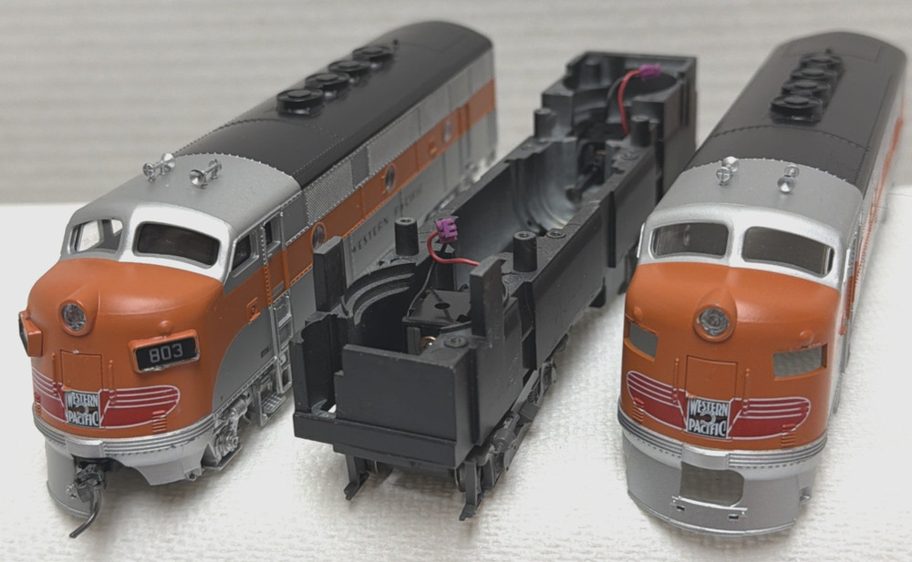 MTH HO SCALE WESTERN PACIFIC ALCO A-A UNIT DIESEL LOCOMOTIVE PARTS LOT AS IS