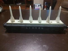 LIONEL 6844 FLAT CAR WITH 6 MISSILES O GAUGE