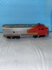 HO SCALE DIESEL ENGINE SANTA FE PRE OWNED. USED unbranded