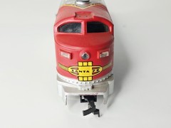 AHM – Ho Scale – C-Liner Santa Fe Locomotive #5028 – Runs – Trucks Needs Repair