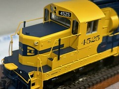 SANTA FE SD24 BLUE WARBONNET DCC &QUANTUM SOUND ” MASTER GOLD ” HO Scale NEW OOP