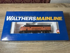 Walthers Mainline HO Scale EMD F7A Diesel Locomotive, Milwaukee Road #83C