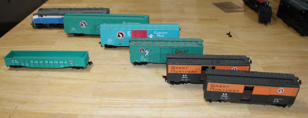 KM Athearn #427 Great Northern Locomotive + 5 Freight Cars
