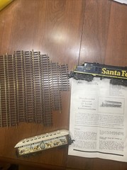 SANTA FE 5628 BLACK-YELLOW MANTUA TRAIN HO SCALE, TRACK, P.T.BARNUMS SPECIAL AD