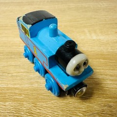 Thomas 2002 – Thomas the Tank Engine & Friends Wooden Railway Magnet Trains