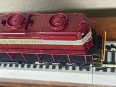 CANADIAN PACIFIC EMD GP18 HIGH HOOD – DC Loco – HO Scale -“MAROON / GRAY”-NEW