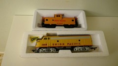Bachmann HO Scale Union Pacific UP 1468 F9 Diesel Locomotive, Caboose RUNS