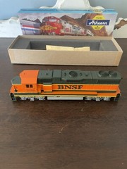 Athearn 4619 GP38-2 Powered BNSF – Green Orange 2099 HO NOS