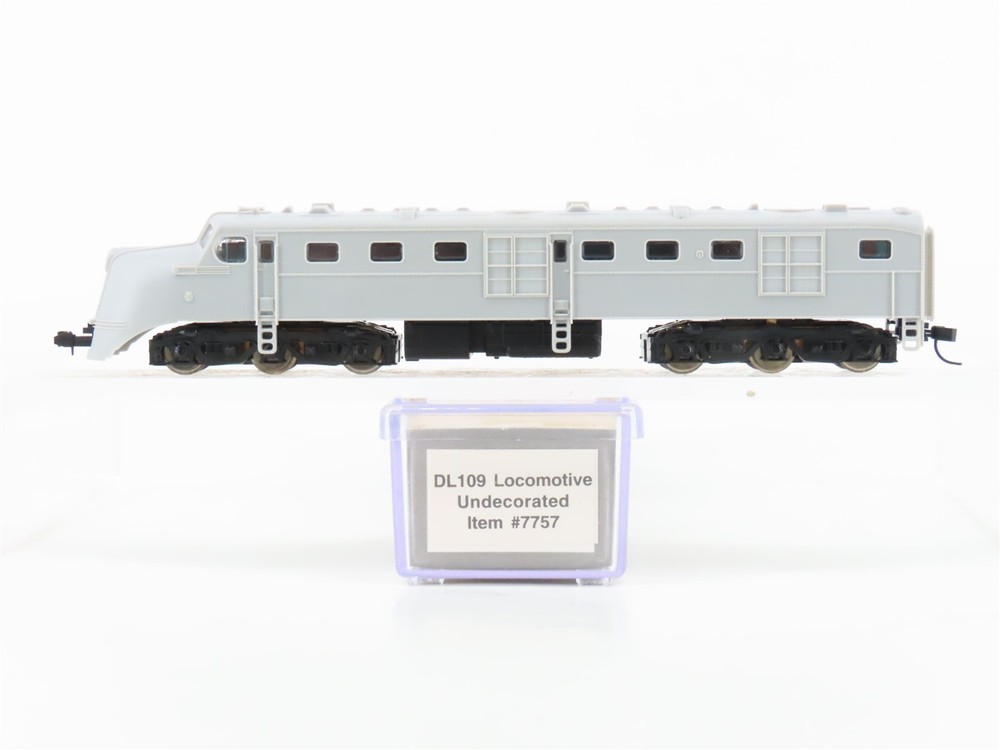 N Scale Life-Like 7757 Undecorated DL109 Diesel Locomotive