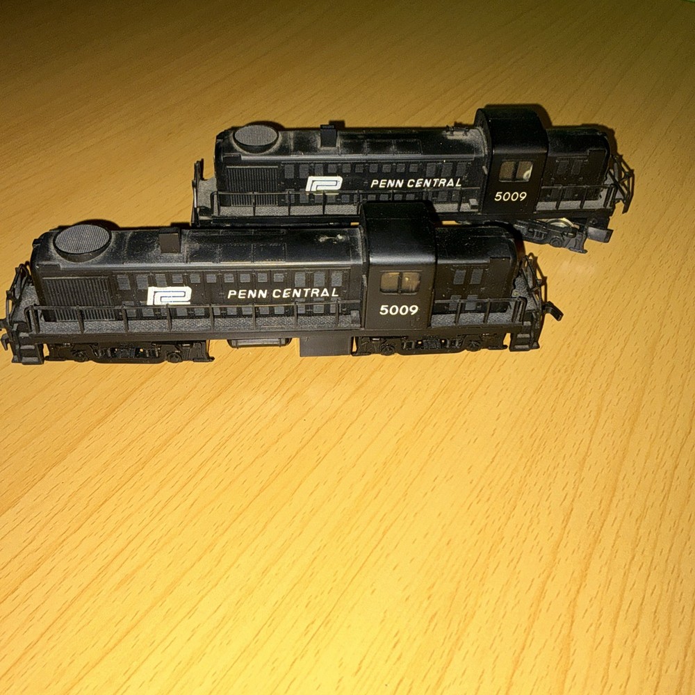 AHM HO Penn Central RS2 Powered Diesel Locomotive #5009 And Dummy (non Powered)
