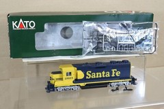 KATO 37-022 SANTA FE AT&SF EMD GP35 PHASE 1a LOCOMOTIVE 2825 BOXED on