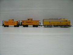 Bachmann Plus HO 31203 Union Pacific 1468 EMD F7A Diesel Loco W/ TWO CABOOSES