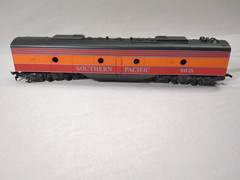 HO scale IHC # 6125, SOUTHERN PACIFIC E-8 powered B Unit Diesel Locomotive