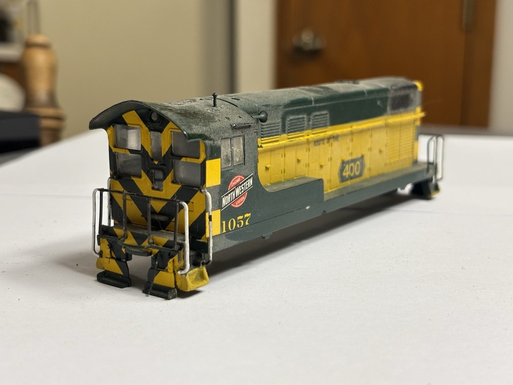 HO Walthers Chicago & North Western Railroad Fairbanks Morse FM H10-44 Shell