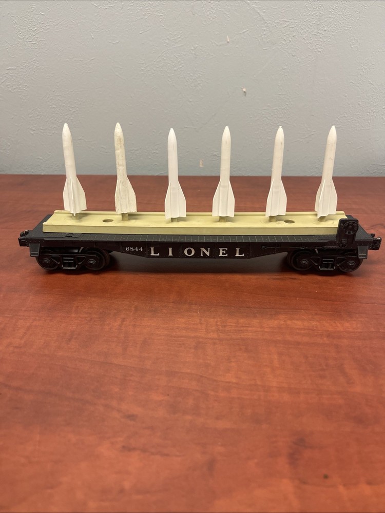 LIONEL 6844 FLAT CAR WITH 6 MISSILES O GAUGE