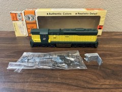 Con-Cor HO Scale Chicago & North Western SD24 Powered Diesel Locomotive – NIB