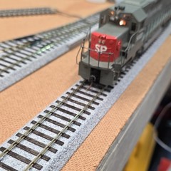 HO Cotton Belt EMD #8323 Diesel Locomotive Gray Red Black DC Analog Lights
