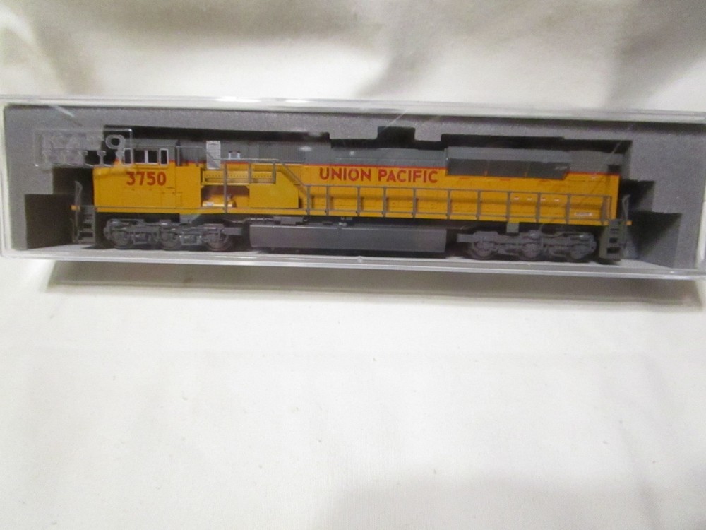 KATO N SCALE 175-5625 UNION PACIFIC #3750 SD90/43MAC RUNS WELL LIGHT WORKS JAPAN