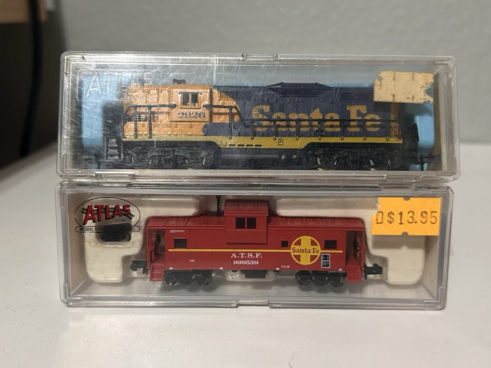 N Scale Atlas #4051 – Santa Fe GP7 #2926 + Caboose!