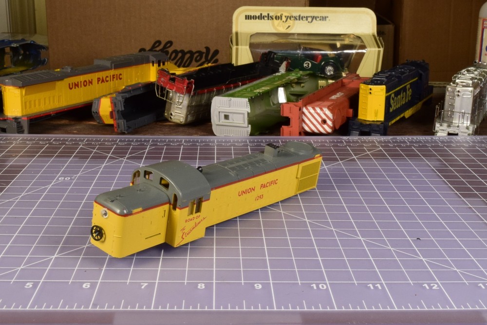 HO SHELL Union Pacific RS series, one clip-in missing SH5
