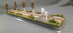 HOn3 SCALE 16″ SINGLE TRACK-NARROW GAUGE-“RR CROSSING SUMMER SCENE” DISPLAY CASE