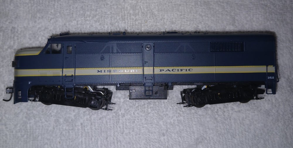 HO Scale Life-Like Diesel, Missouri Pacific #352 Blue Locomotive