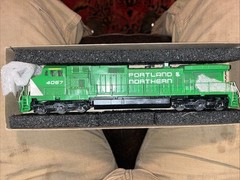Athearn – Portland & Northern Locomotive 4057 – ATSF Diesel – Dummy ￼￼