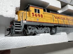 HO ATLAS 9023 MASTER DASH 8-40B UNION PACIFIC UP # 5698 DUAL MODE DECODER DC DCC