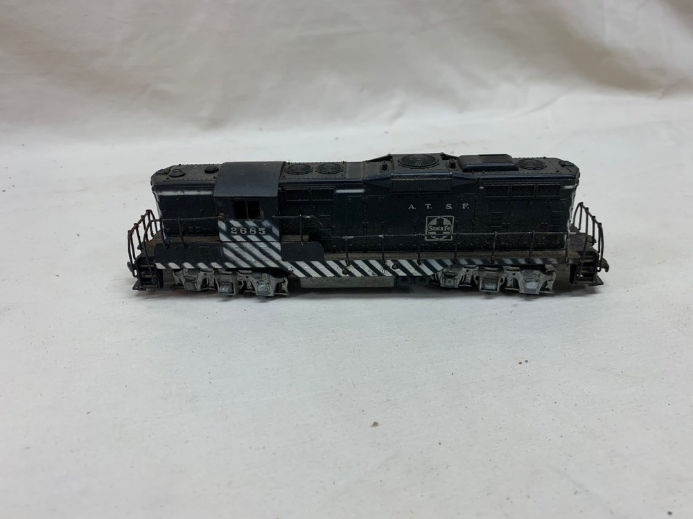 Athearn HO A.T.S.F. Santa Fe Diesel Locomotive #2685 Vintage, early band drive