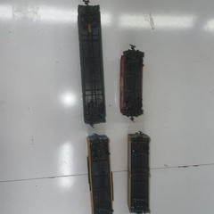 Used Life-Like Ho Scale Santa Fe Engine 3500 and 4 Cars, Cattle Car, Untested .
