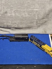 Athearn HO scale EMD F45 Santa Fe model locomotive shell, 5903 & Train Crane