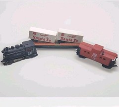 Life-like HO Scale ATSF #98 Santa Fe 0-4-0 Engine + Flat Car Trailers + Caboose