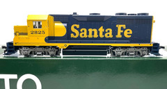 HO KATO 37-022 EMD GP35 PHASE 1a SANTA FE # 2825 WITH DB