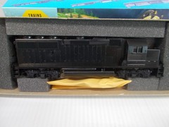 ATHEARN # 4676 ~ UNDECORATED GP50 DUMMY LOCOMOTIVE ~HO SCALE~ L–D