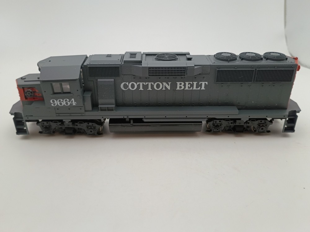 Athearn # 4761 HO Cotton Belt SSW #9664 GP60 Diesel Locomotive