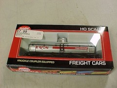 Model Power No.98105 HO Scale Exxon Chemical Tank w/Knuckle Couplers