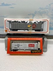 HO BACHMANN 51′ SWIFT STEEL REEFER & TYCO SWIFT REFRIGERATOR ADVERTISING BOXCAR