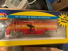 Athearn HO F59PHI Stay Off Stay Away Stay Alive #455 DC Quick Plug Wrong Box