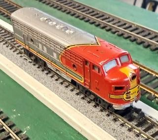 N scale Minitrix Santa Fe F7A powered engine w Rapido couplers