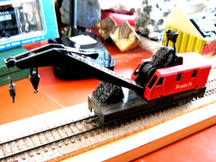 Nice MINT TYCO HO Scale Santa Fe Track Crane Car, 12 Wheels, 2 Hooks, 6 Cables