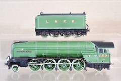 DJH PC MODELS EM GAUGE KIT BUILT LNER P2 COCK O the NORTH & 7 GRESLEY COACH oj