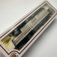 Bachmann EMD F40PH Amtrak Diesel & 3 x 85′ Lighted Fleet Coach Passenger cars