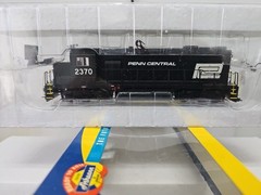 Athearn HO 94163 Penn Central GP35 2370 DC ONLY NO SOUND NEW.
